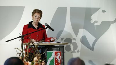 Ministerin Angelica Schwall-Düren überreicht Bundesverdienstorden an 17 Bürgerinnen und Bürger aus Nordrhein-Westfalen, 06.12.2013