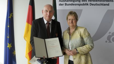 Stellvertretende Ministerpräsidentin Sylvia Löhrmann überreicht Bundesverdienstorden an 8 Bürgerinnen und Bürger aus Nordrhein-Westfalen, 02.06.2014