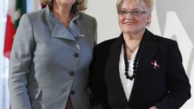 Ministerpräsidentin überreicht Bundesverdienstorden an 14 Bürgerinnen und Bürger aus Nordrhein-Westfalen, 01.02.2012