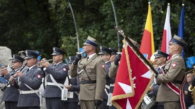 Gedenkfeierlichkeiten am Friedhof für die Aufständischen in Warschau