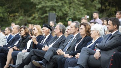 Gedenkfeierlichkeiten am Friedhof für die Aufständischen in Warschau