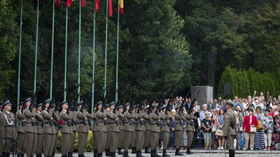 Gedenkfeierlichkeiten am Friedhof für die Aufständischen in Warschau