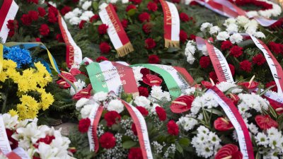 Gedenkfeierlichkeiten am Friedhof für die Aufständischen in Warschau