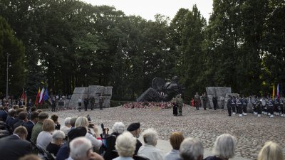 Gedenkfeierlichkeiten am Friedhof für die Aufständischen in Warschau