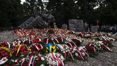 Gedenkfeierlichkeiten am Friedhof für die Aufständischen in Warschau