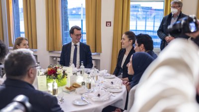 Ministerpräsident Hendrik Wüst feiert Fastenbrechen mit Muslimen, Christen und Juden