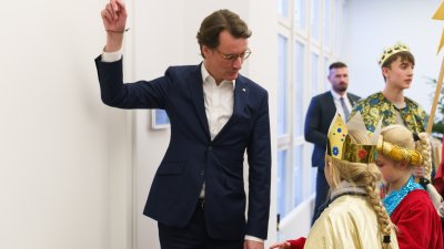 Ministerpräsident Hendrik Wüst empfängt Sternsinger zum traditionellen Dreikönigssingen