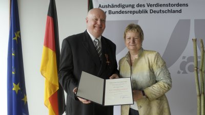 Stellvertretende Ministerpräsidentin Sylvia Löhrmann überreicht Bundesverdienstorden an 8 Bürgerinnen und Bürger aus Nordrhein-Westfalen, 02.06.2014