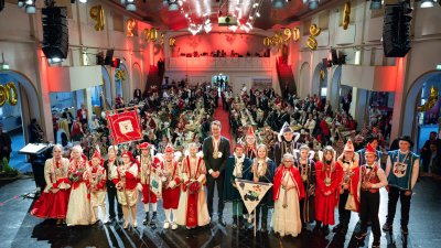Ministerpräsident Hendrik Wüst verleiht den Karnevalsorden der Landesregierung an Kindertollitäten aus Nordrhein-Westfalen