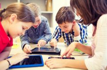PHB Schule Kinder vor Tablet dital lernen Unterricht