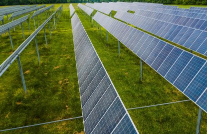 Photovoltaik-Freianlage auf Wiese