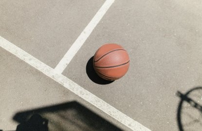 Basketball auf grauem Feld