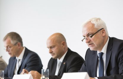 Von links nach rechts auf dem Foto: Umweltminister Johannes Remmel, Bundesstaatssekretär Rainer Bomba, Wirtschaftsminister Garrelt Duin