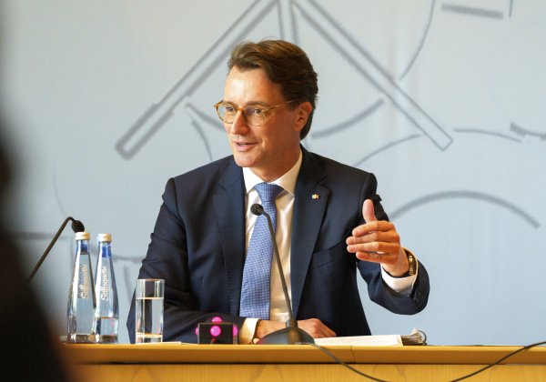 Ministerpräsident Wüst spricht auf der Landespressekonferenz
