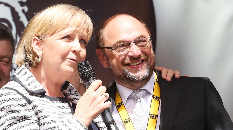 Das Foto zeigt Ministerpräsidentin Kraft und EU-Parlamentspräsidentin Martin Schulz bei dessen Auszeichnung in Aachen mit dem Karlspreis 2015.